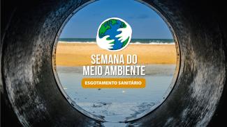 Foto em perspectiva, tirada do interior de um tubo de concreto, de escoamento de esgoto, com uma praia aparecendo ao fundo, na abertura da tubulação, em formato circular. De dentro do tubo extravasa esgoto, em forma de um líquido escuro, que corre para a areia da praia. Ao centro, sobre a imagem da praia, aparece um desenho de um globo terrestre envolvido por duas mãos. Abaixo do desenho há o título “Semana do Meio Ambiente”, e abaixo do título há uma tarja na cor laranja com o texto “Esgotamento sanitário”