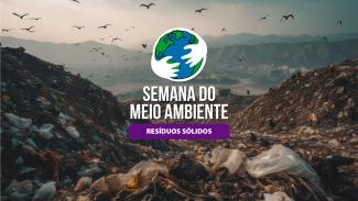 Foto de um grande lixão, a céu aberto, com montanhas de resíduos sólidos, como sacos plásticos, roupas velhas, detritos, materiais de couro, etc. Sobrevoando a área há inúmeros urubus. Ao fundo, vislumbram-se algumas construções de uma cidade próxima, rodeada por montanhas. Ao centro, sobre a imagem do lixão, aparece um desenho de um globo terrestre envolvido por duas mãos. Abaixo do desenho há o título “Semana do Meio Ambiente”, e abaixo do título há uma tarja na cor roxa com o texto “Resíduos sólidos”.  