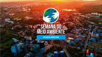 Foto aérea de uma cidade, em que aparecem várias casas, prédios, ruas, praças, áreas verdes e um lago. Na borda superior central da foto há o reflexo da luz solar, em tom alaranjado. Ao centro, sobre a imagem, aparece um desenho de um globo terrestre envolvido por duas mãos. Abaixo do desenho há o título “Semana do Meio Ambiente”, e abaixo do título há uma tarja na cor azul com o texto “Plano Diretor”.