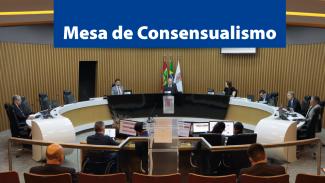 Banner horizontal com foto das autoridades diante da bancada circular do Plenário no TCE/SC. Ao centro, o presidente, conselheiro Herneus De Nadal. Nas laterais, os demais conselheiros. Sobre a foto, em tarja azul, o texto "Mesa de Consensualismo".  