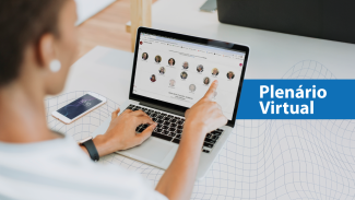 Banner horizontal com foto de pessoa de costas mexendo em um notebook. Na tela do aparelho, o Plenário Virtual do TCE/SC. Sobre a foto, em tarja azul, o texto "Plenário virtual".