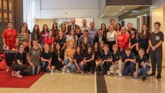 Foto posada dos participantes da visita dos vereadores mirins ao Tribunal de Contas. Entre os presentes, além das crianças e adolescentes, está o presidente Herneus De Nadal. Eles estão no hall do TCE/SC.