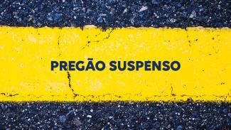 Banner horizontal com fundo de asfalto escuro e faixa horizontal amarela ao centro, semelhante à sinalização viária, apresentando rachaduras e textura desgastada. Sobre a faixa amarela, em letras escuras, está o texto "Pregão suspenso".