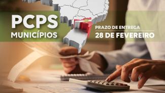 Banner horizontal com foto de uma pessoa mexendo em uma calculadora e segurando papéis. A foto está cortada, de modo que só é possível ver as mãos. Sobre a imagem, na borda superior, uma tarja verde com o texto “PCPs Municípios. Prazo de entrega: 28 de fevereiro”. No meio, desenho de parte do mapa do Brasil com o estado de Santa Catarina colorido nas cores da bandeira e em relevo.