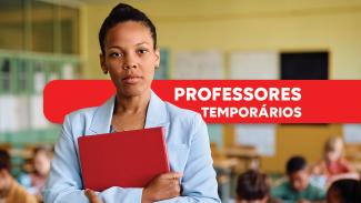 Banner horizontal com foto de uma professora em sala de aula. É uma mulher negra, de cabelos escuros e presos. Está com expressão séria e segura, junto ao corpo, uma pasta vermelha. Sobre a foto, há tarja vermelha com o texto "Professores temporários".