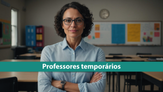 Banner horizontal com foto de uma professora em sala de aula, posicionada ao centro, com expressão confiante e braços cruzados. Ela usa óculos e camisa clara, e está em um ambiente escolar com carteiras, quadro e materiais ao fundo. Sobre a imagem, há uma faixa em destaque com o texto “Professores temporários”.
