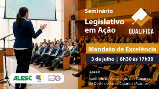 Banner horizontal de divulgação de evento. À esquerda, uma mulher aparece de costas, falando ao microfone para uma plateia reunida em um auditório. À direita, sobre uma faixa escura, estão as informações do evento “Seminário Legislativo em Ação – Qualifica: Mandato de Excelência”, com data (3 de julho), horário (8h30 às 17h30) e local (Auditório da Associação das Câmaras do Oeste de Santa Catarina – Acamosc). Na parte inferior, aparecem os logotipos da Alesc, do TRE-SC e do TCE/SC.
