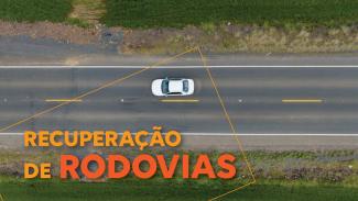 Banner horizontal com foto aérea de um carro passando em uma rodovia asfaltada. Sobre a foto, o texto “Recuperação de rodovias”, em fonte laranja e vermelha.   