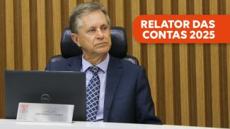 Foto do conselheiro Luiz Roberto Herbst no Pleno do TCE/SC. Ele é um homem branco, de cabelos grisalhos e olhos claros. Está sentado em uma poltrona, olhando para a esquerda. Veste terno azul e gravata azul. Na lateral superior direita, há o título “Relator das Contas de Governo 2025”, em fonte branca e sobre uma tarja vermelha. 