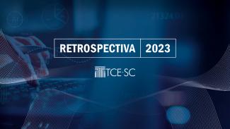 Imagem em tom azul escuro mostra ao fundo mãos em um teclado. No centro, em letras brancas, em destaque, a expressão Retrospectiva 2023. Logo abaixo, também em branco, o logo do TCE/SC