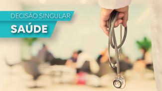 Foto de uma mão segurando um estetoscópio cinza. Sobre a imagem, à esquerda, em tarjas azuis, o texto “Decisão singular. Saúde”. 