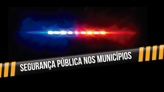 Imagem mostra luzes de um carro de polícia ao fundo, com o lado direito marcado por tons azuis e o direito, vermelhos. Quase ao centro, uma faixa preta com listras amarelas nas laterais. Sobre ela a inscrição "Segurança Pública nos Municípios"