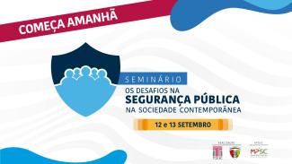 Banner horizontal com fundo branco. Nas bordas superior e inferior, há formas geométricas azuis. Ao centro, o logo do Seminário “Os Desafios na Segurança Pública na Sociedade Contemporânea”, composto pelo nome e pelo desenho de um escudo com várias pessoas ao centro, em tons de azul-escuro e claro. Na parte superior, faixa vermelha com o texto “Começa amanhã”. Na inferior, a data, “12 e 13 de setembro”, e os logos do TCE/SC, da SSP e do MPSC. 