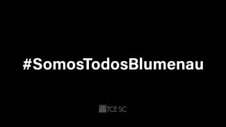 Banner horizontal com fundo preto. No centro, o texto "#somos todoBlumenau" em fonte branca. E, abaixo, o logotipo do TCE/SC.