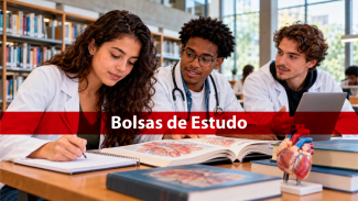 Banner horizontal com foto de três jovens durante estudos em uma biblioteca. Eles usam jaleco. A bancada é composta por livros de anatomia. Sobre a foto, em tarja vermelha, o texto “Bolsas de Estudo”. 