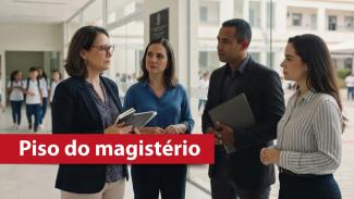 Banner horizontal com foto de quatro profissionais reunidos em um corredor escolar iluminado. Uma mulher de óculos segura um caderno e um tablet, enquanto outras três pessoas a escutam atentamente. Ao fundo, é possível ver estudantes circulando pelo ambiente. Sobre a foto, em tarja vermelha, o texto "Piso do magistério".    