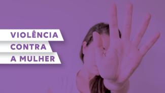 Foto, com filtro em tom de roxo, de uma mulher com a palma da mão apontada para a foto e na frente do rosto. Ela tem cabelos claros e usa roupa branca. À esquerda, sobre tarjas brancas, o título “Violência contra a mulher”, em fonte roxa.