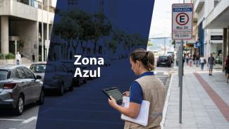 Banner horizontal com foto de uma agente de fiscalização em uma calçada urbana utilizando um tablet e segurando uma prancheta. Ao fundo, há veículos estacionados ao longo da via, pedestres circulando e uma placa de sinalização indicando regras de estacionamento rotativo. Sobre a imagem, uma faixa azul escura na diagonal destacando o texto “Zona Azul”.