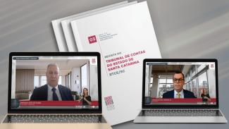 Banner horizontal com fundo cinza. Ao centro, foto da capa da Revista do Tribunal de Contas do Estado de Santa Catarina, composta pelo título, por informações de ano, edição e ISSN, sobre fundo branco. Nas laterais, dois notebooks mostram, na tela, os conselheiros Herneus De Nadal e Adircélio de Moraes, participando da sessão de forma virtual.