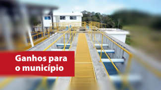Imagem mostra uma estação de tratamento de água em tons acinzentados e amarelo, com imagem desfocada ao redor. À esquerda, em fundo vermelho, há a expressão "Ganhos para o Município" em branco.