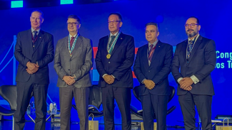Foto do presidente do TCE/Sc, conselheiro Herneus De Nadal,;do procurador-geral da República, Paulo Gonet; do Presidente do STJ, Mauro Campbell; do presidente da Atricon, Edislon silva e do conselheiro do Conselho Nacional do Ministério Público, Fernando Comin, no palco do IVCITC.