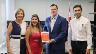 Presidente do TCE/SC recebe livro da OAB/SC com artigo produzido por servidores da Instituição 