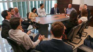 Foto da reunião realizada no gabinete do conselheiro Luiz Eduardo Cherem. Os participantes estão sentados ao redor de uma mesa. No total, são três mulheres e nove homens. Entre eles, o conselheiro Cherem e o secretário de Estado da Fazenda, Cleverson Siewert. 