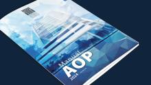Banner horizontal com o fundo azul-escuro. Ao centro, em destaque, foto da capa. Na capa, em tons de azul, foto do edifício-sede do TCE/SC e marca d’água de formas geométricas azuis. Sobre a imagem, no topo, o logo do TCE/SC, e, abaixo, o título “Manual AOP 2024. Versão 01”. 