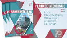 Banner horizontal com fundo em tons de azul-claro com formas geométricas vermelhas. À esquerda, três capas do Plano de Integridade sobrepostas. As capas são compostas pelo título, pelas cores verde-água, vermelha e branca e pela imagem da sede do TCE/SC. À direita, o texto “Plano de Integridade 2025-2026. Ética, transparência, moralidade, eficiência e eficácia”.  No canto inferior direito, selo comemorativo aos 70 anos do TCE/SC. 