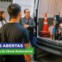 Banner horizontal com foto da visita dos estudantes do IFSC ao Laboratório de Obras Rodoviárias. Na imagem, há alguns estudantes de costas, voltados para o auditor Cléber Faccin, que está mostrando os equipamentos e o furgão do laboratório. À frente, os textos “Portas Abertas” e “Laboratório de Obras Rodoviárias” destacados sobre retângulos azul e verde, respectivamente.