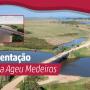 Imagem mostra um trecho da rodovia onde uma ponte sobrepõe um braço de rio, com a estrada ainda sem pavimentação.