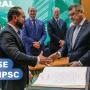 Banner horizontal, com os procuradores Fernando da Silva Comin e Fábio de Souza Trajano, em primeiro plano, se cumprimentando com um aperto de mão. Ao fundo, o presidente do TCE/SC, conselheiro Herneus De Nadal, e o presidente da Alesc, deputado Mauro de Nadal. Todos usam terno. No canto esquerdo inferior há o texto: Posse no MPSC.