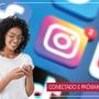 Descrição da Imagem: Banner com fundo simulando a tela de um celular, com a imagem de logotipos de alguns aplicativos, como Instagram, YouTube e WhatsApp. À frente, em primeiro plano, há a imagem de uma mulher que mexe em um celular. No canto superior esquerdo, há o logotipo do TCE/SC e, no canto superior direito, há o título sobre um retângulo vermelho onde se lê Conectado e próximo da sociedade. 